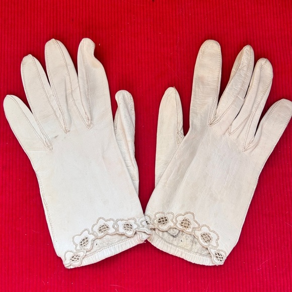 Vintage 50s 60s Goatskin Leather Gloves with Embroidered Trim – Cream – Small - Picture 1 of 7